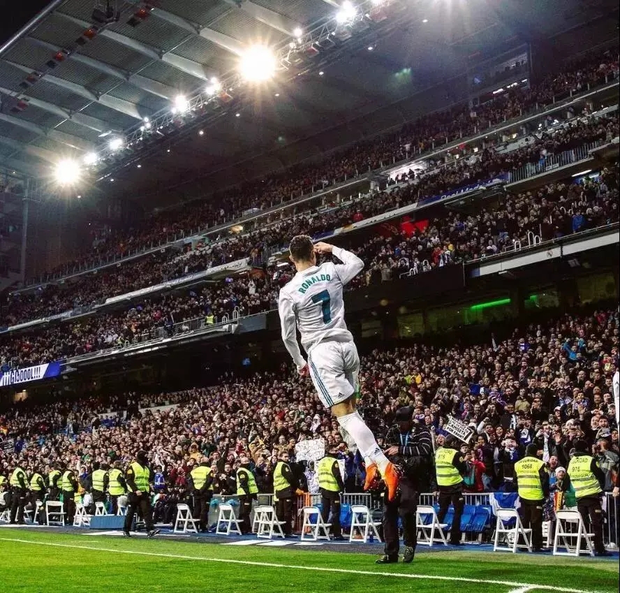 结合社媒互 结合社媒互